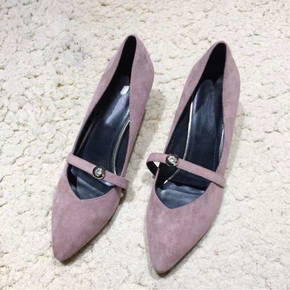 Pump shoes . Heeled shoes . - Picture 1 of 9